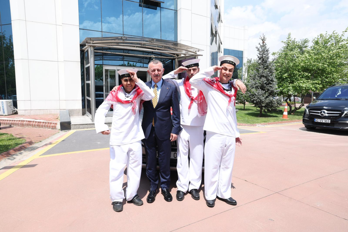 Büyükakın temsili uğurlamada özel bireylerle konvoy yaptı, halay çekti