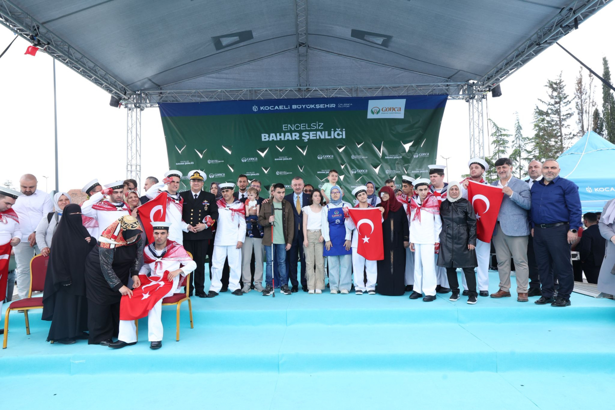 Büyükakın temsili uğurlamada özel bireylerle konvoy yaptı, halay çekti