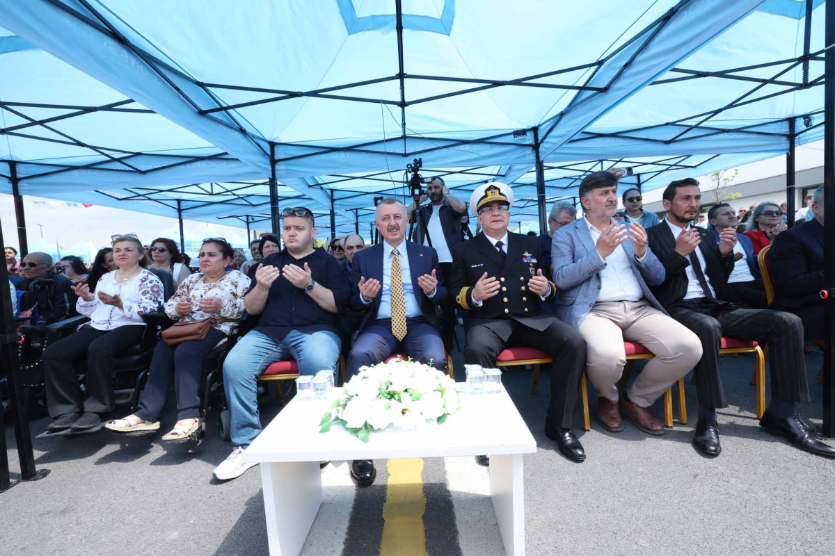 Büyükakın temsili uğurlamada özel bireylerle konvoy yaptı, halay çekti