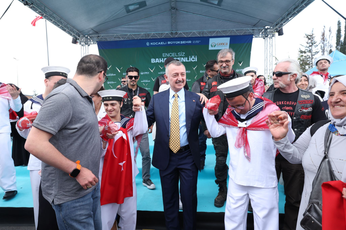 Büyükakın temsili uğurlamada özel bireylerle konvoy yaptı, halay çekti