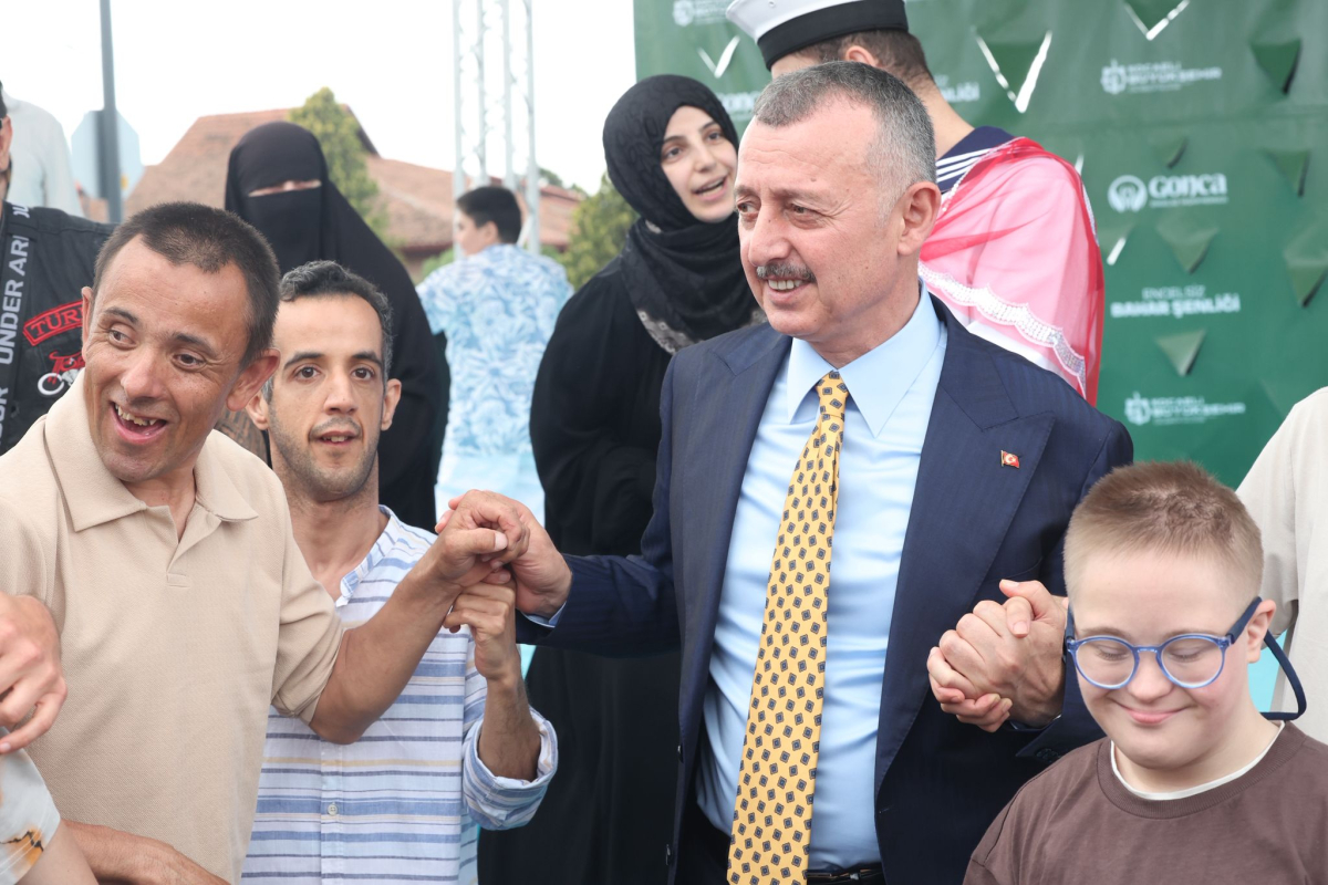 Büyükakın temsili uğurlamada özel bireylerle konvoy yaptı, halay çekti