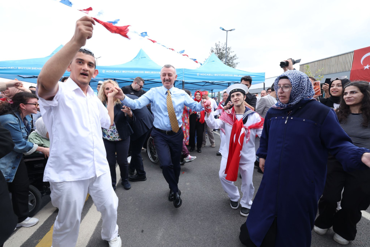 Büyükakın temsili uğurlamada özel bireylerle konvoy yaptı, halay çekti