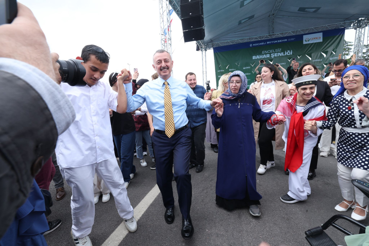 Büyükakın temsili uğurlamada özel bireylerle konvoy yaptı, halay çekti