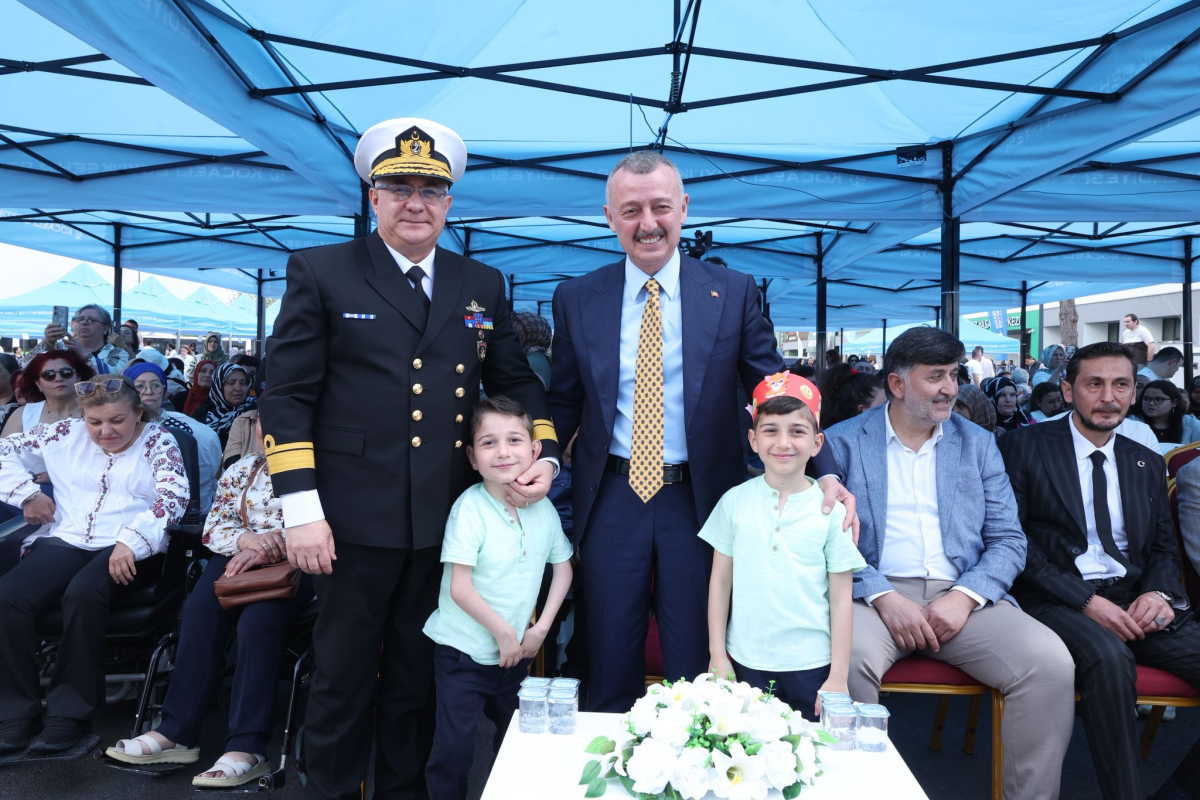 Büyükakın temsili uğurlamada özel bireylerle konvoy yaptı, halay çekti