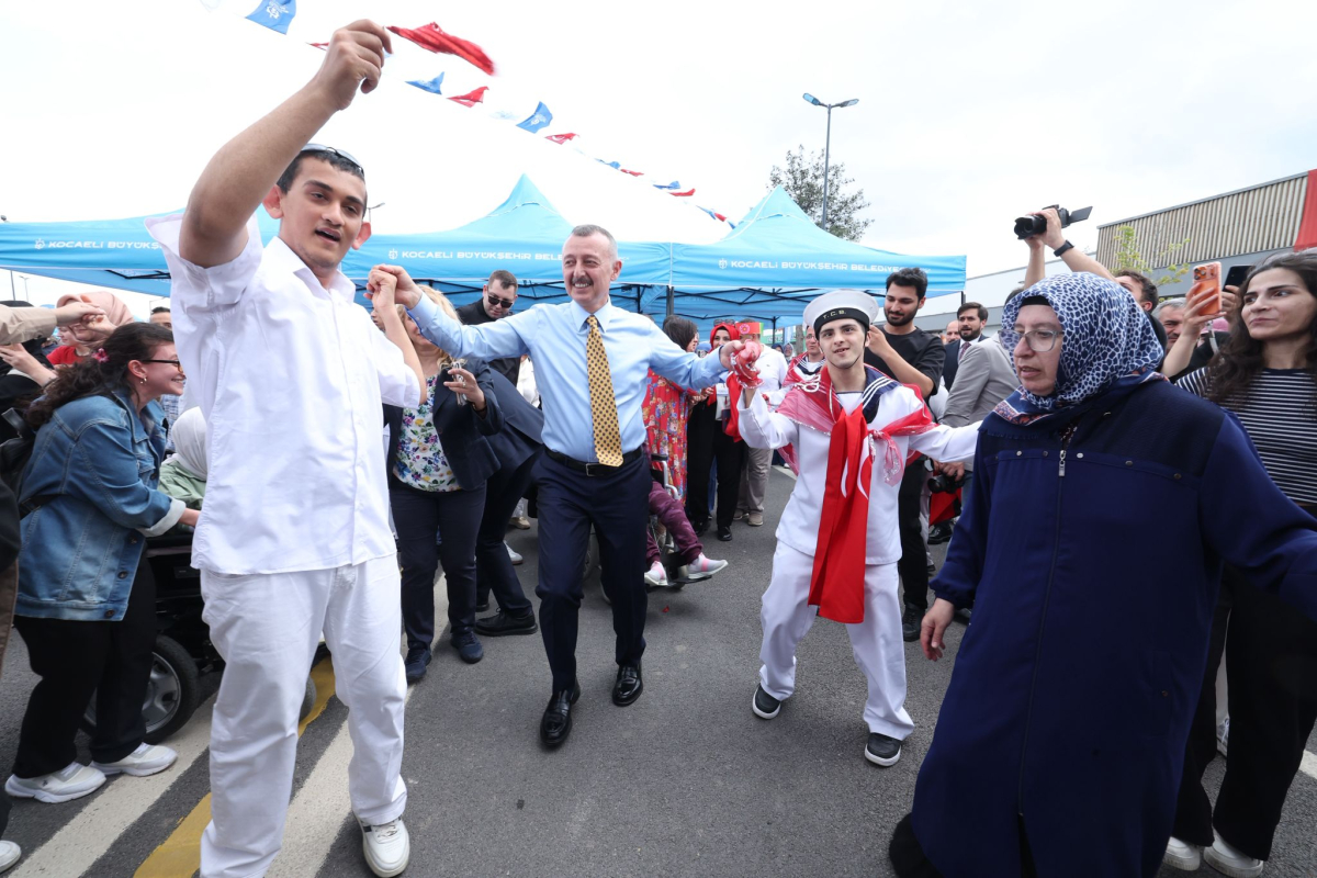 Büyükakın temsili uğurlamada özel bireylerle konvoy yaptı, halay çekti