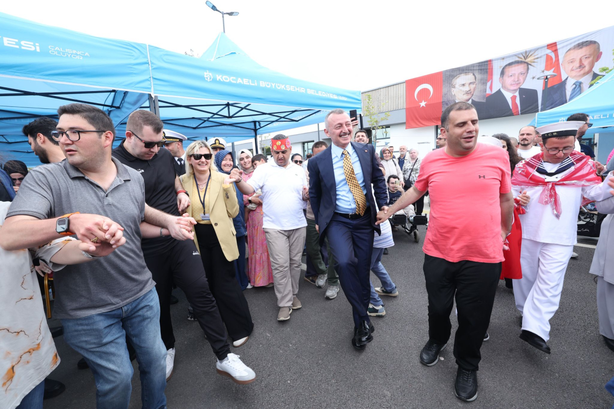 Büyükakın temsili uğurlamada özel bireylerle konvoy yaptı, halay çekti