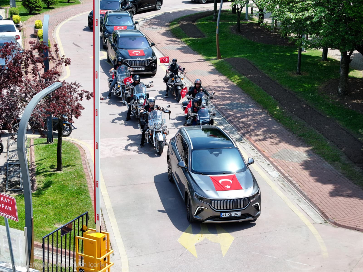 Büyükakın temsili uğurlamada özel bireylerle konvoy yaptı, halay çekti