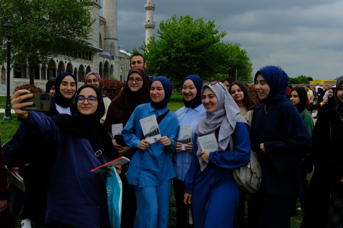 Bu proje hem okutuyor, hem gezdiriyor