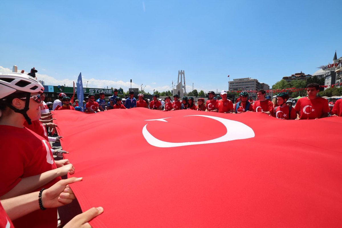 Büyükakın, 19 Mayıs coşkusunu  gençlerle birlikte yaşadı