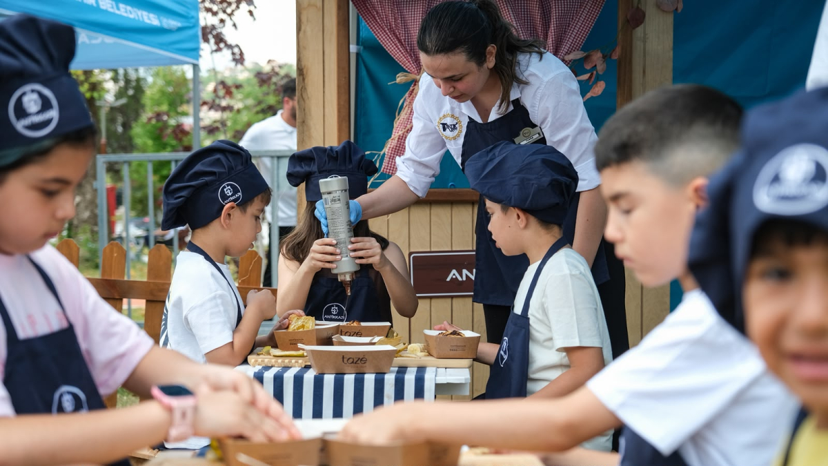 Büyükşehir, İzmit’i bayram yerine çevirdi