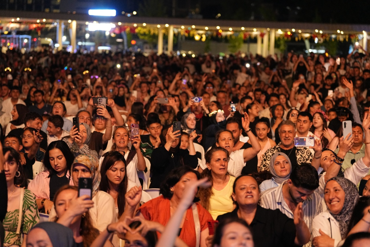 Gündüz uçurtma yaptılar akşam konserde buluştular