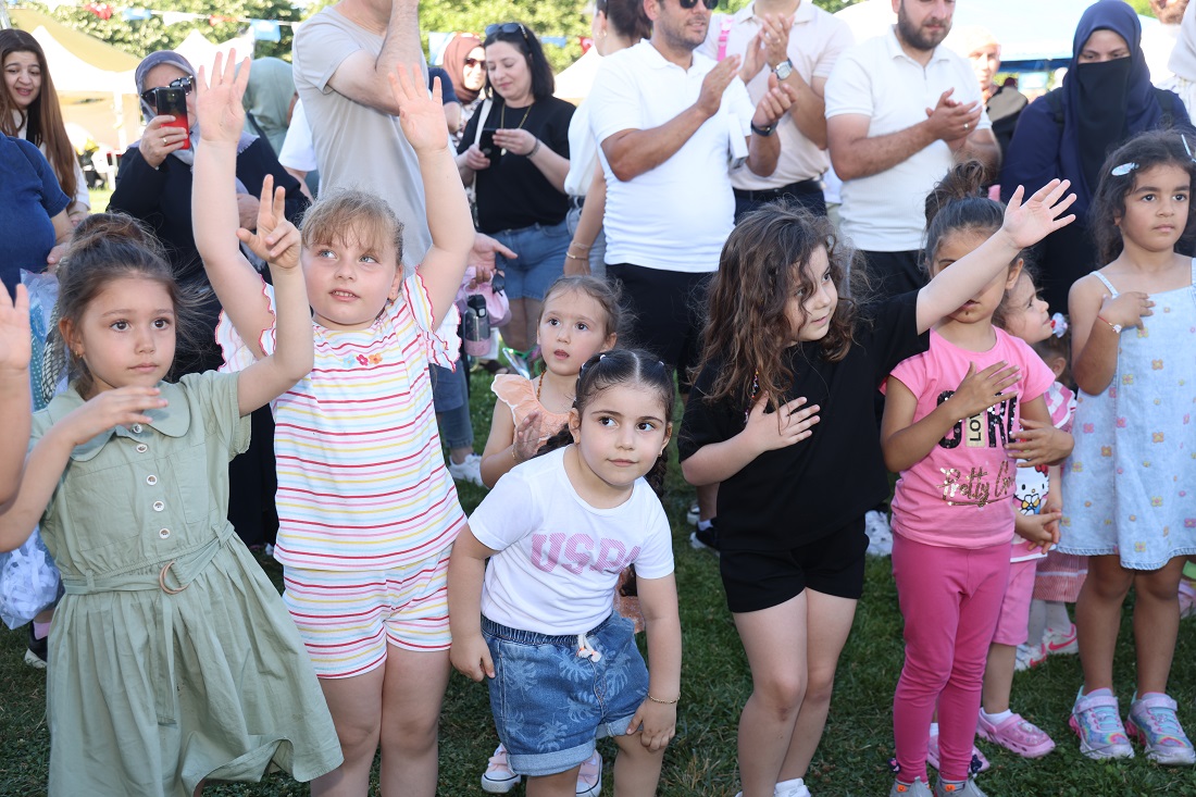 Gündüz uçurtma yaptılar akşam konserde buluştular