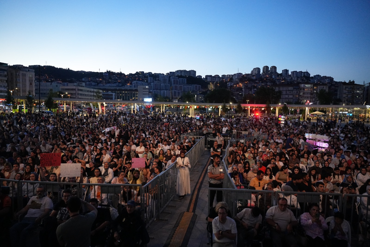 Gündüz uçurtma yaptılar akşam konserde buluştular