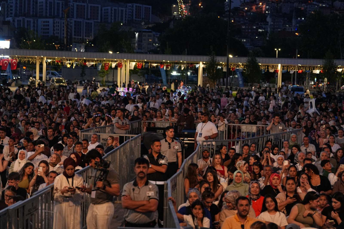 Gündüz uçurtma yaptılar akşam konserde buluştular