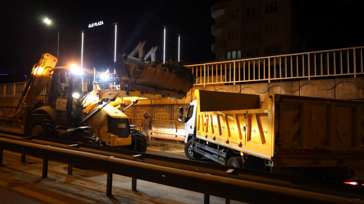 Eskihisar Feribot Yolu Alt Geçidi’nde gece mesaisi