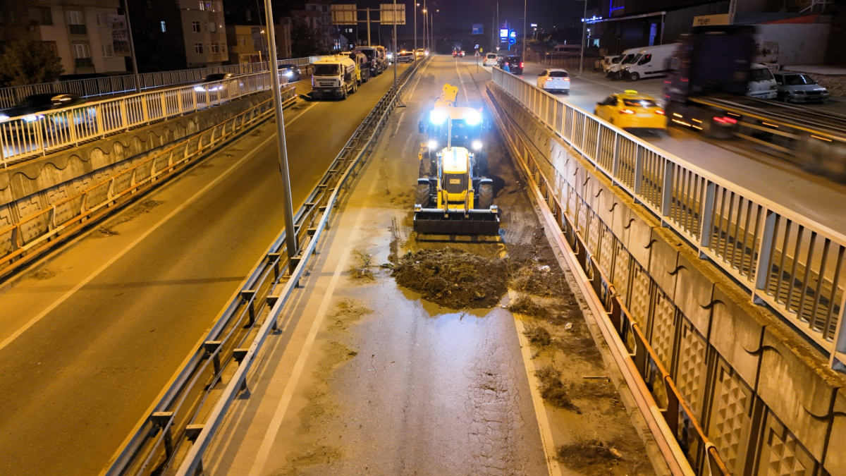 Eskihisar Feribot Yolu Alt Geçidi’nde gece mesaisi