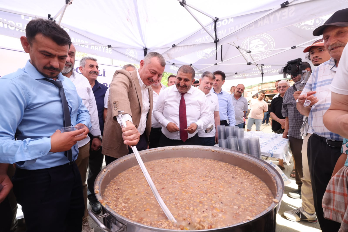 Aşure kazanı kardeşlik için kaynadı