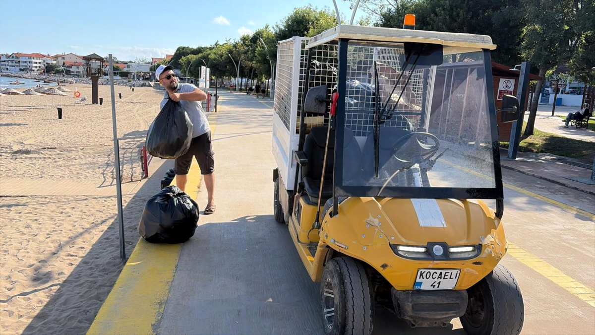 Kandıra sahillerinden 64 tır çöp toplandı