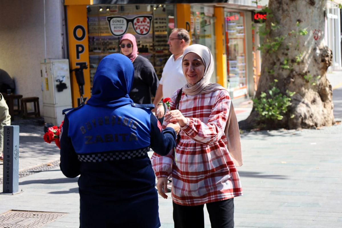 Zabıta Haftası’nda çiçekler Büyükşehir’den