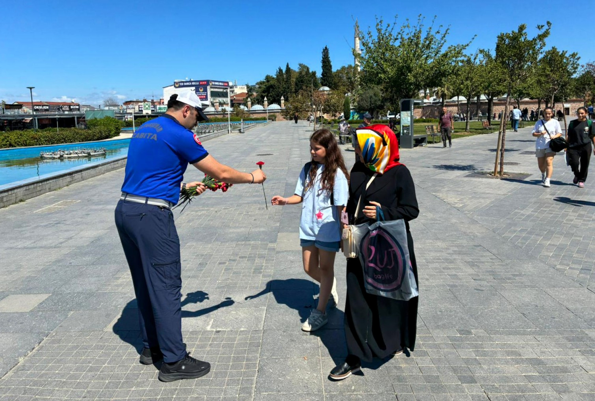 Zabıta Haftası’nda çiçekler Büyükşehir’den