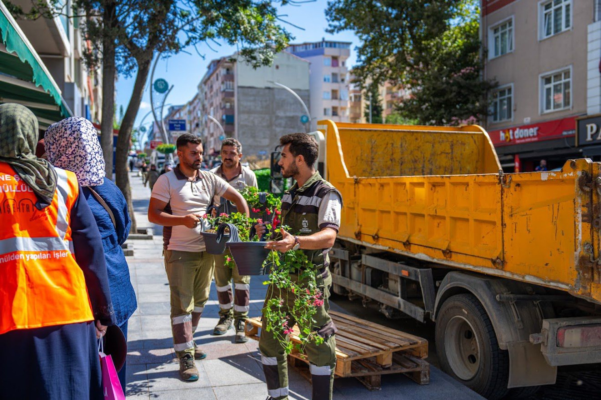 Balkonlar çiçek açıyor, komşuluk güzelleşiyor