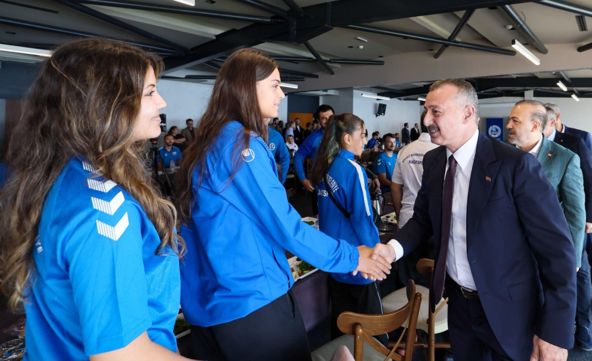 Başkan Büyükakın başarılı sporcularla buluştu