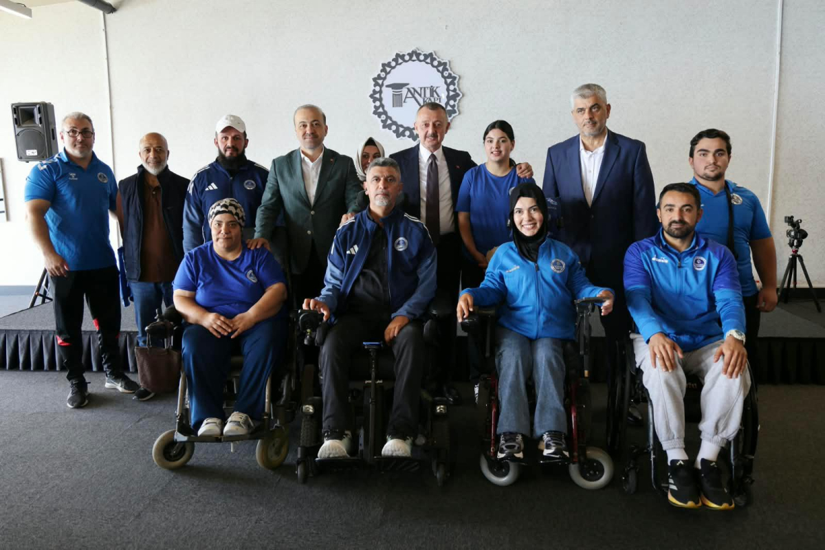 Başkan Büyükakın başarılı sporcularla buluştu