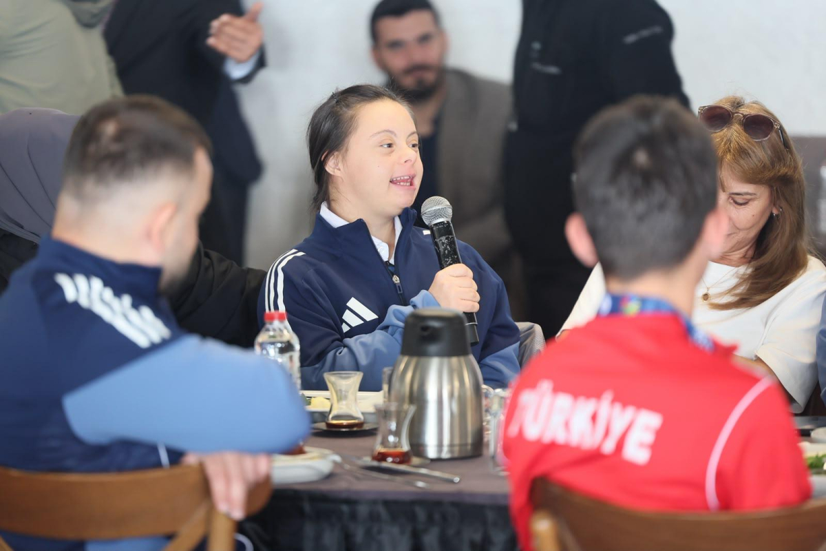 Başkan Büyükakın başarılı sporcularla buluştu