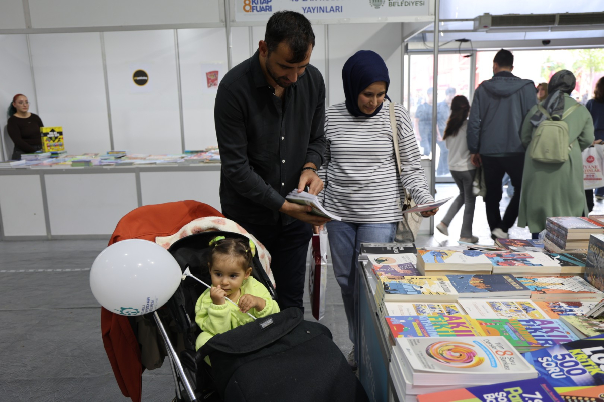 Minik eller bu fuarda ilk kitaplarını seçti