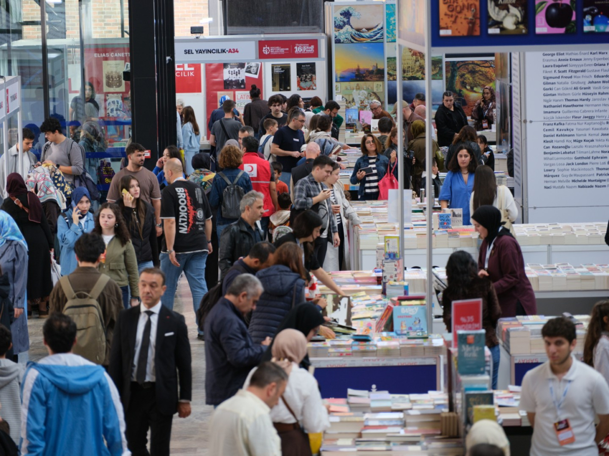 Minik eller bu fuarda ilk kitaplarını seçti