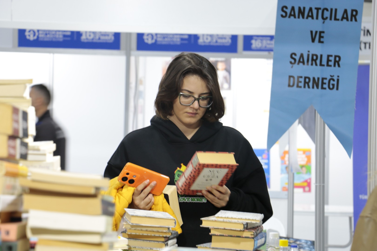 Kitapseverler sahaflarda geçmişin izini sürüyor
