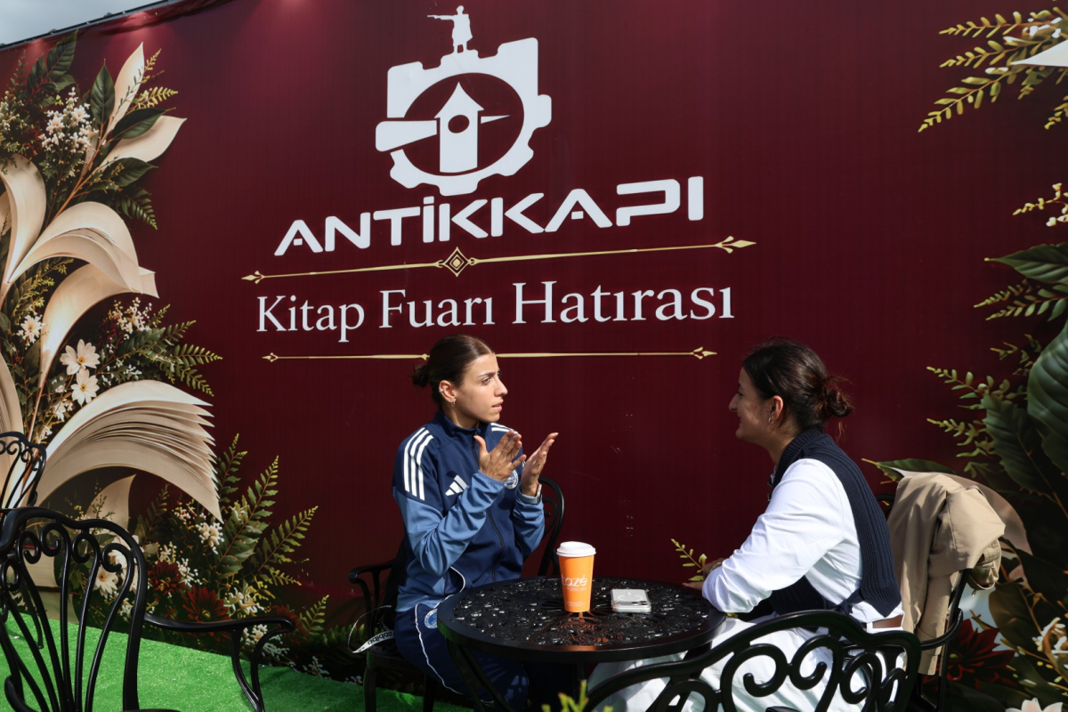 İrem, kitapların dünyasını işaret diliyle keşfetti