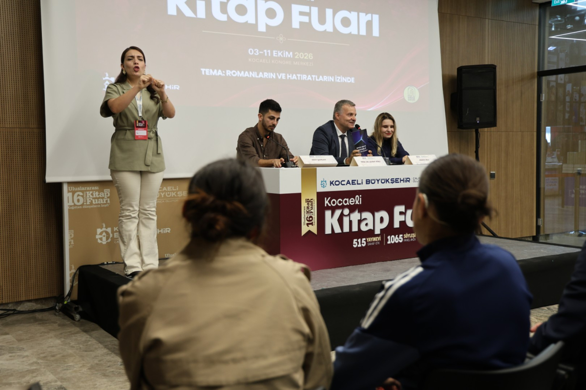 İrem, kitapların dünyasını işaret diliyle keşfetti
