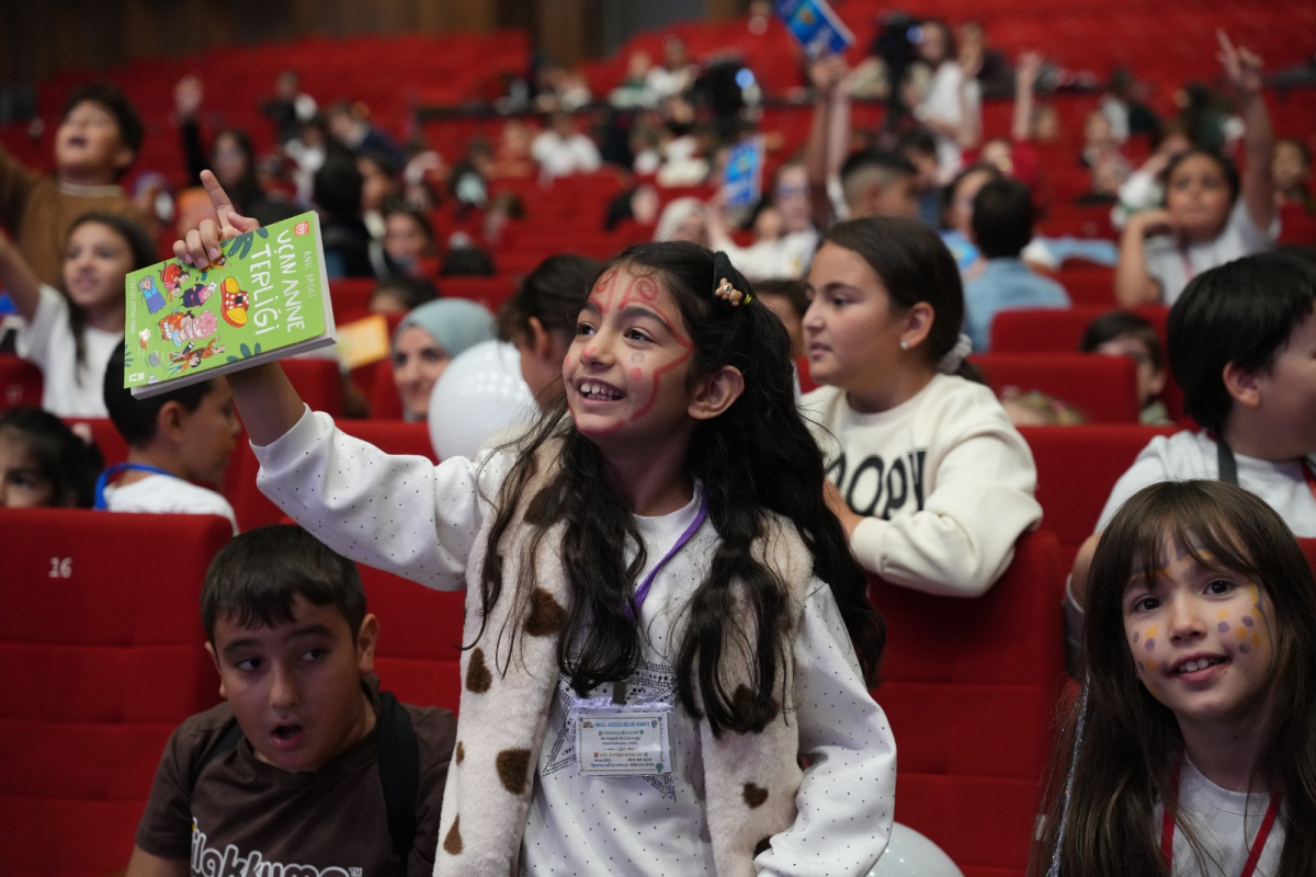 “Yazarlığa giden yol kitap okumaktan geçiyor”