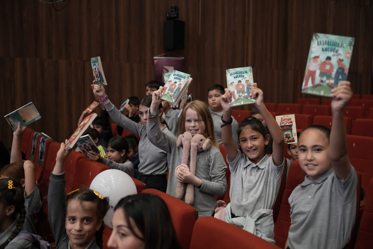 “Yazarlığa giden yol kitap okumaktan geçiyor”