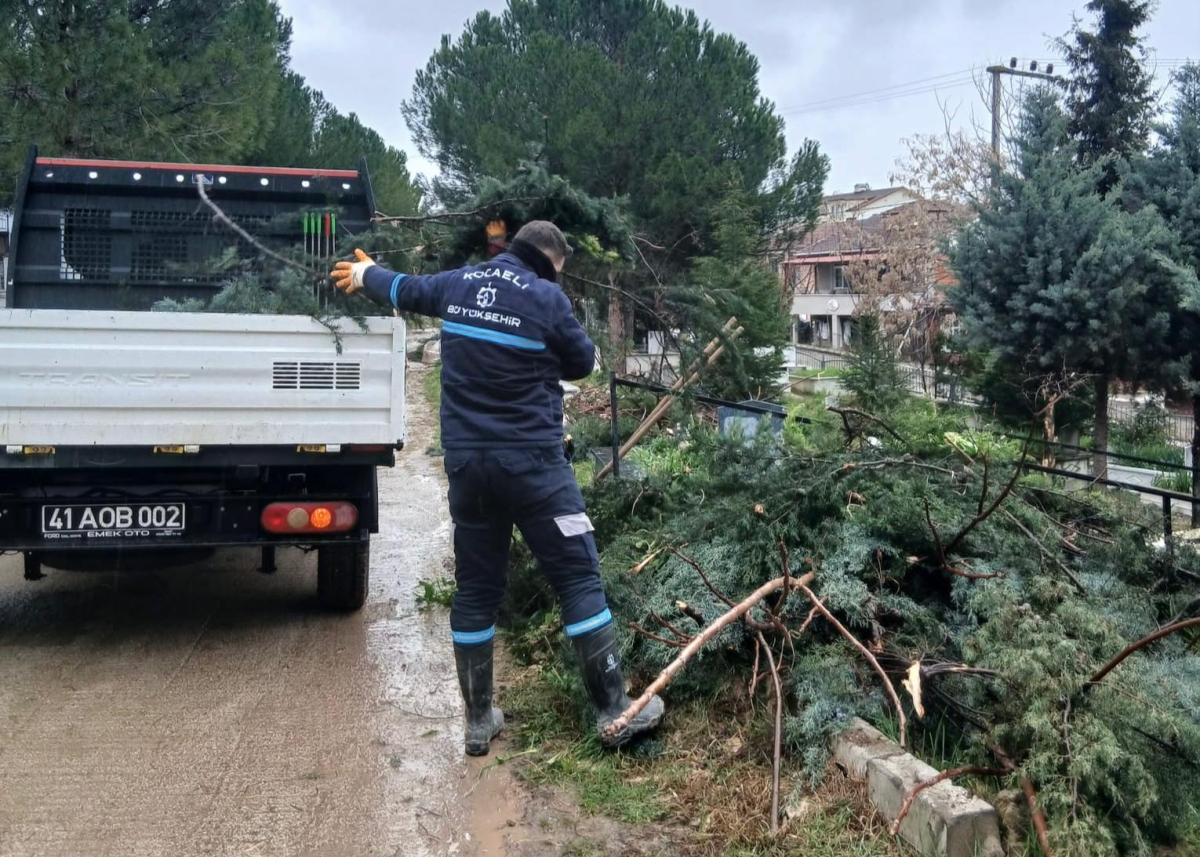 İzmit’te mezarlıklar Büyükşehir’le daha düzenli
