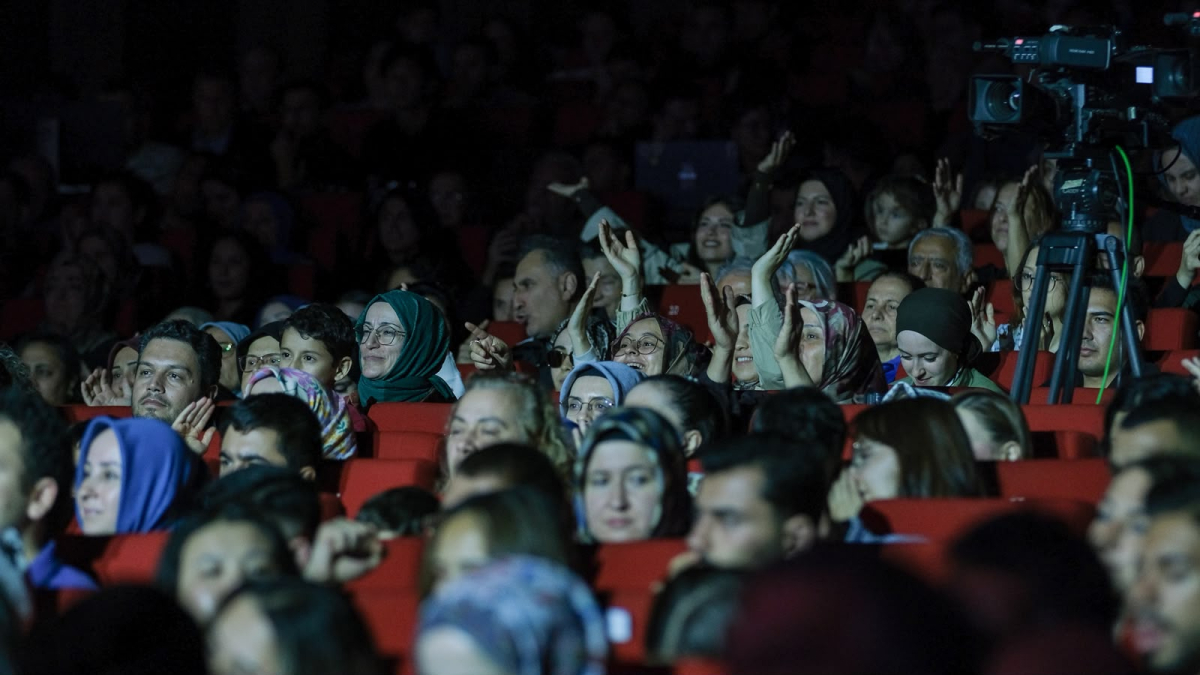 Salon doldu, vatandaşlar dışarıya taştı