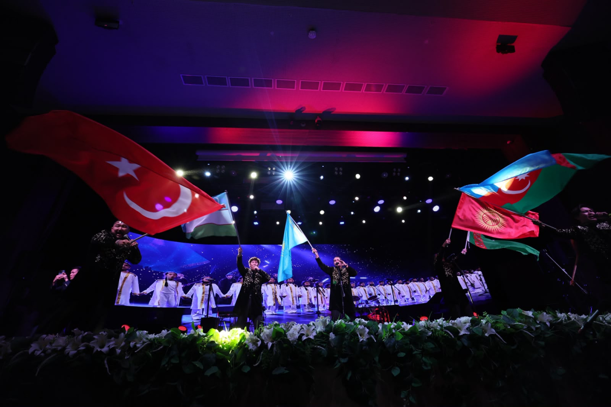 Salon doldu, vatandaşlar dışarıya taştı