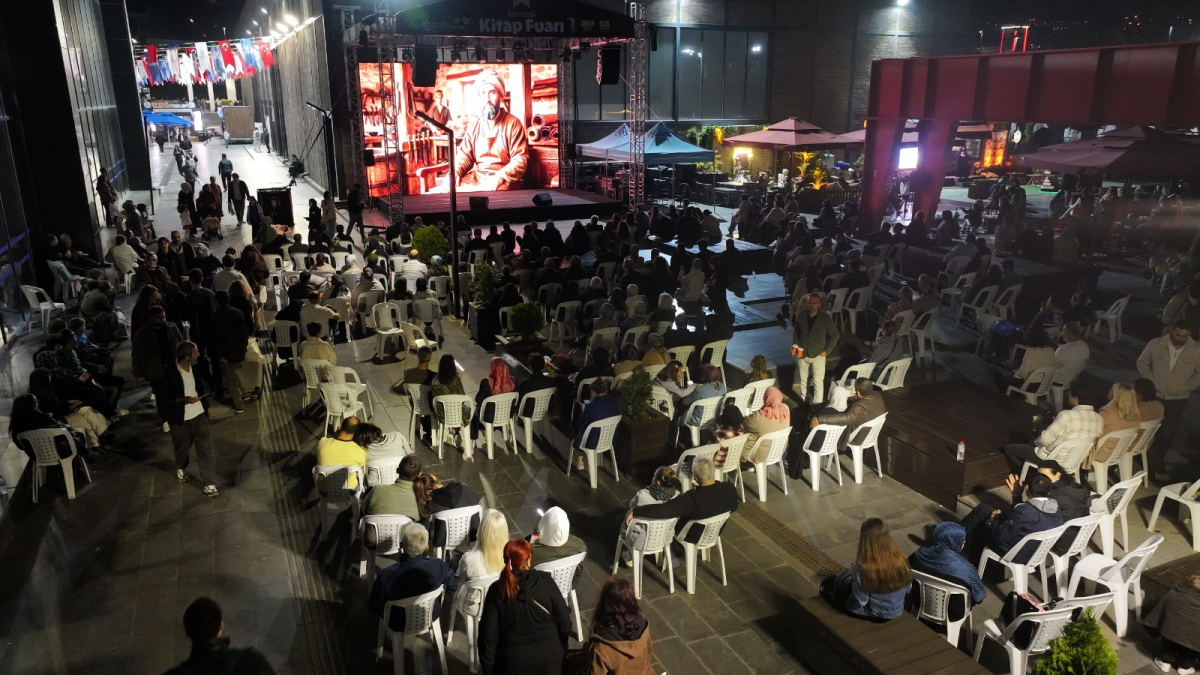Salon doldu, vatandaşlar dışarıya taştı