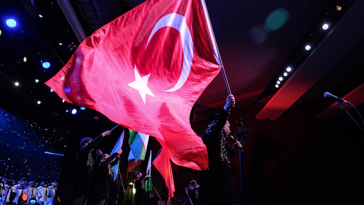 Salon doldu, vatandaşlar dışarıya taştı