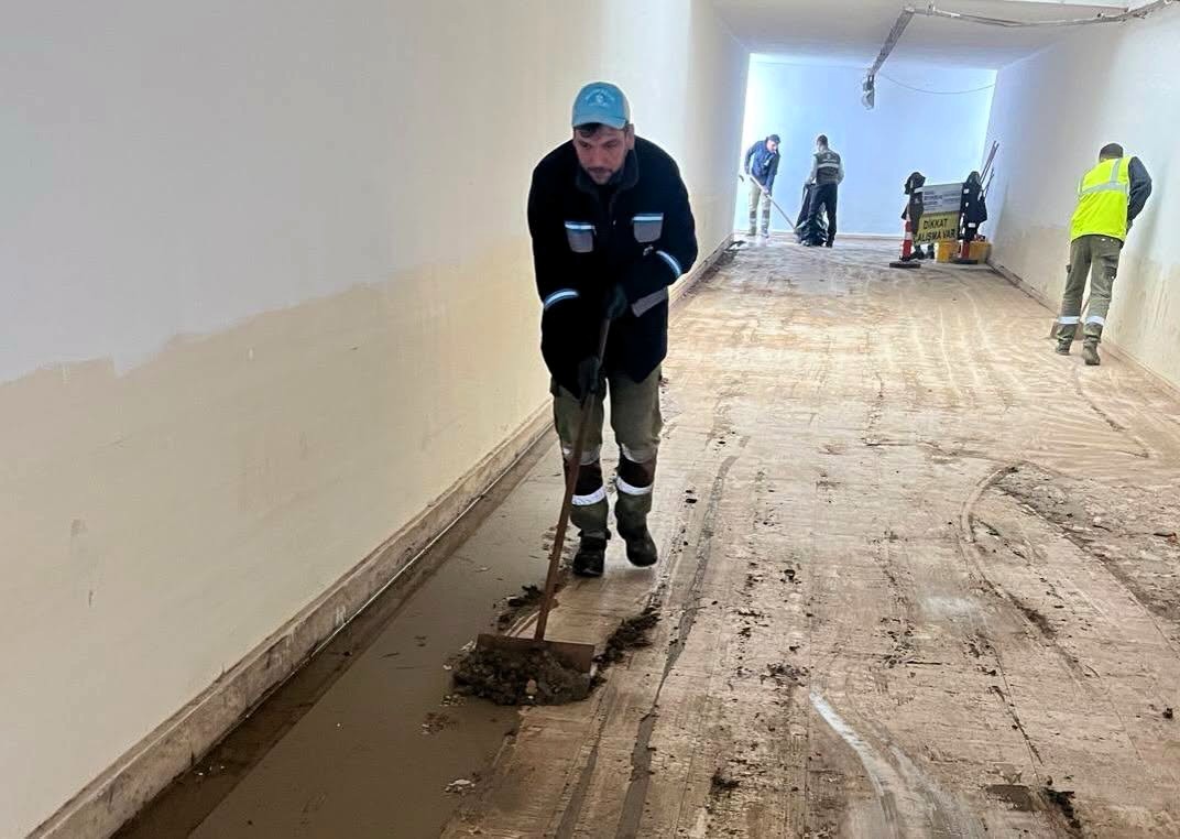 Büyükşehir’den sağanak sonrası yoğun çalışma