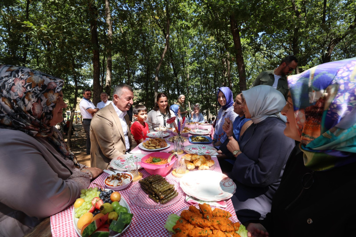 Başkan Büyükakın, Gebze’de annelerin pikniğine katıldı