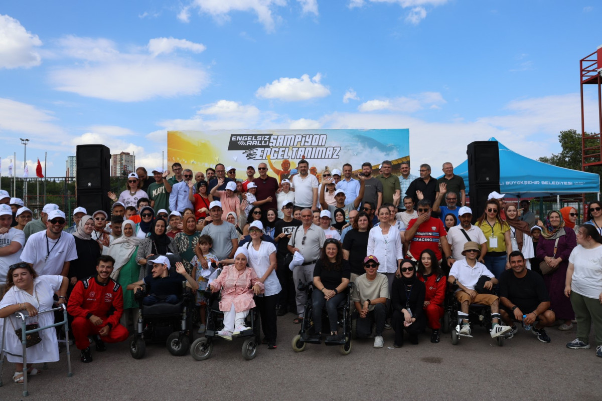 Özel bireyler, yarış pistinde sürüş deneyimi yaşadı