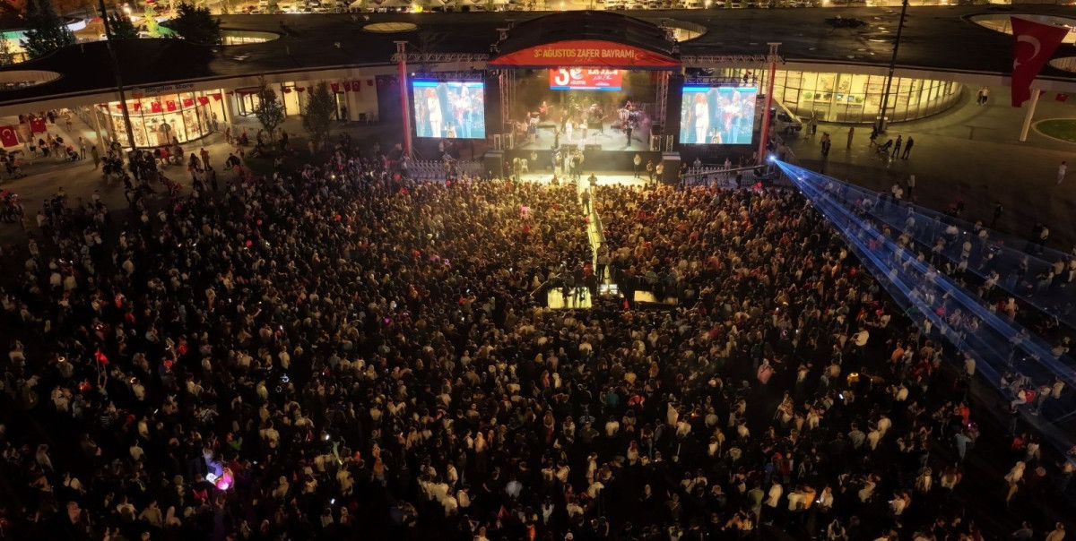 Meydanda “Zafer” coşkusu