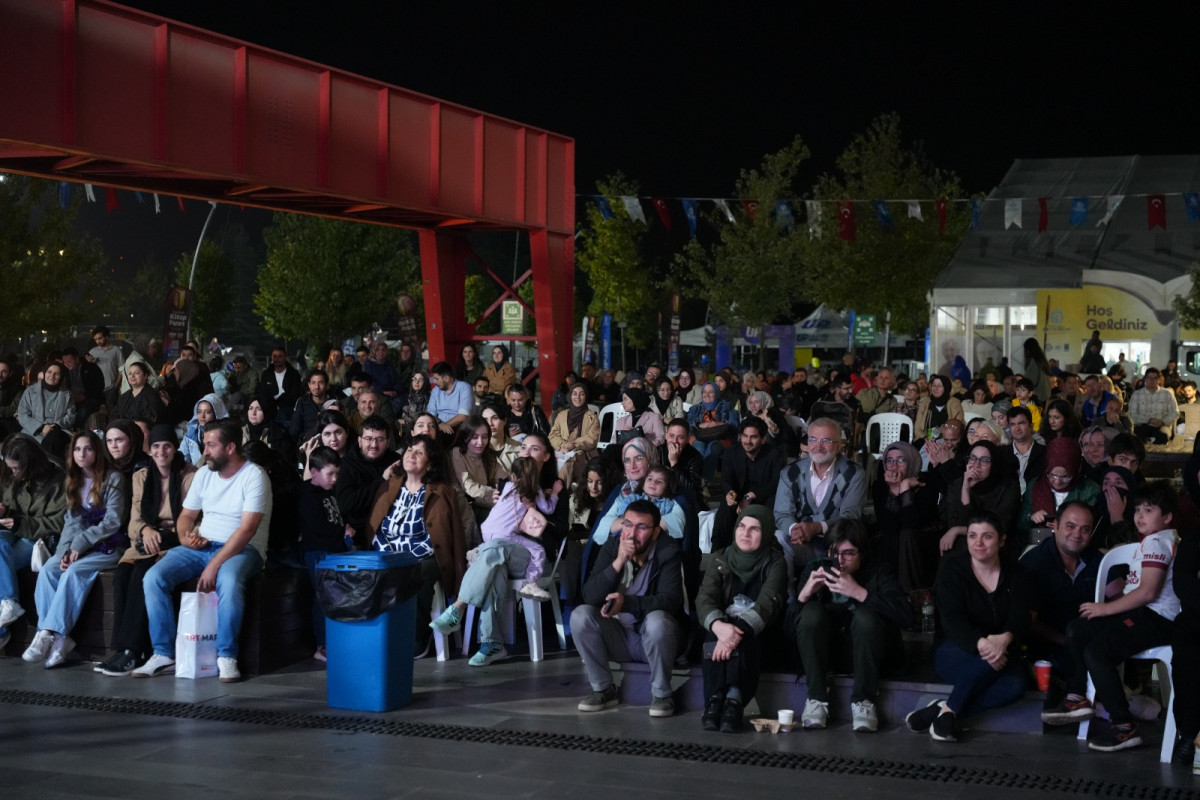 Salon doldu, vatandaşlar dışarıya taştı