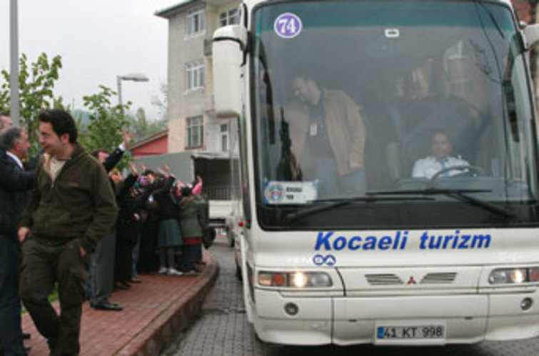 Kosovalı çocuklardan gözyaşlı veda
