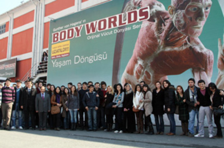 Tıp Fakültesi öğrencileri Body Worlds'u gezdi