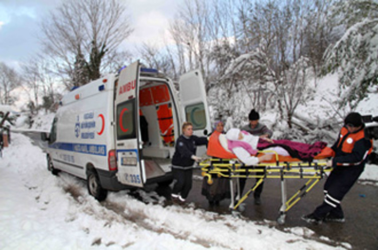 Ambulans hizmeti kara kış dinlemedi
