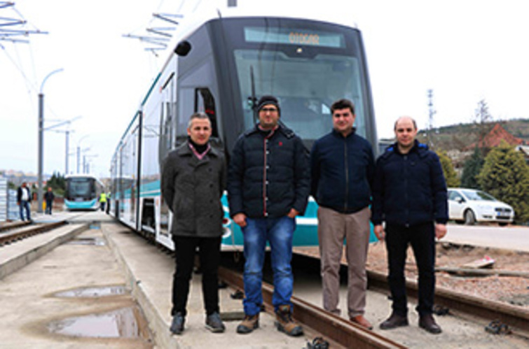 Akçaray'da üçüncü tramvay aracı raylara indi