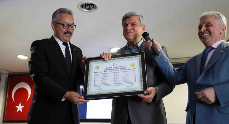 Başkan Karaosmanoğlu'na Çevre Kulübü diploması verildi